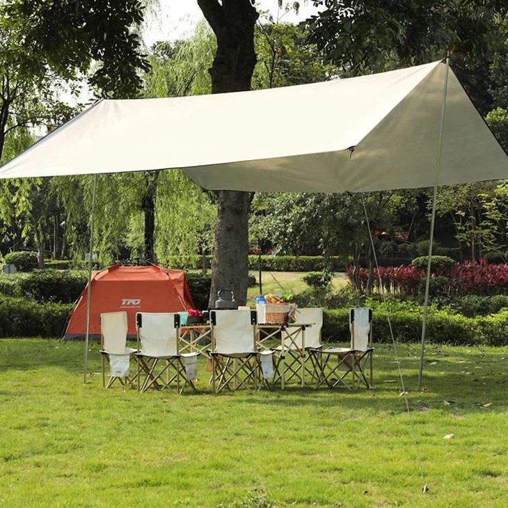 مظلة مربعة في الهواء الطلق